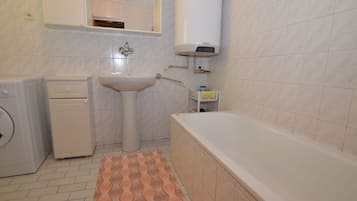 House | Bathroom | Bathtub, towels