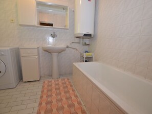 House | Bathroom | Bathtub, towels - Beautiful Holiday Home in Pocinovice With Private Garden (Pocinovice)