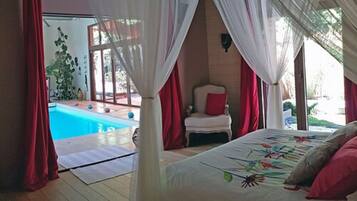 4 kamar tidur, tempat tidur bayi, dan seprai linen