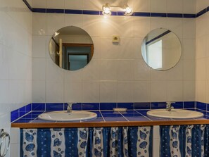Ferienhaus | Badezimmer | Duschwanne, Handtücher
