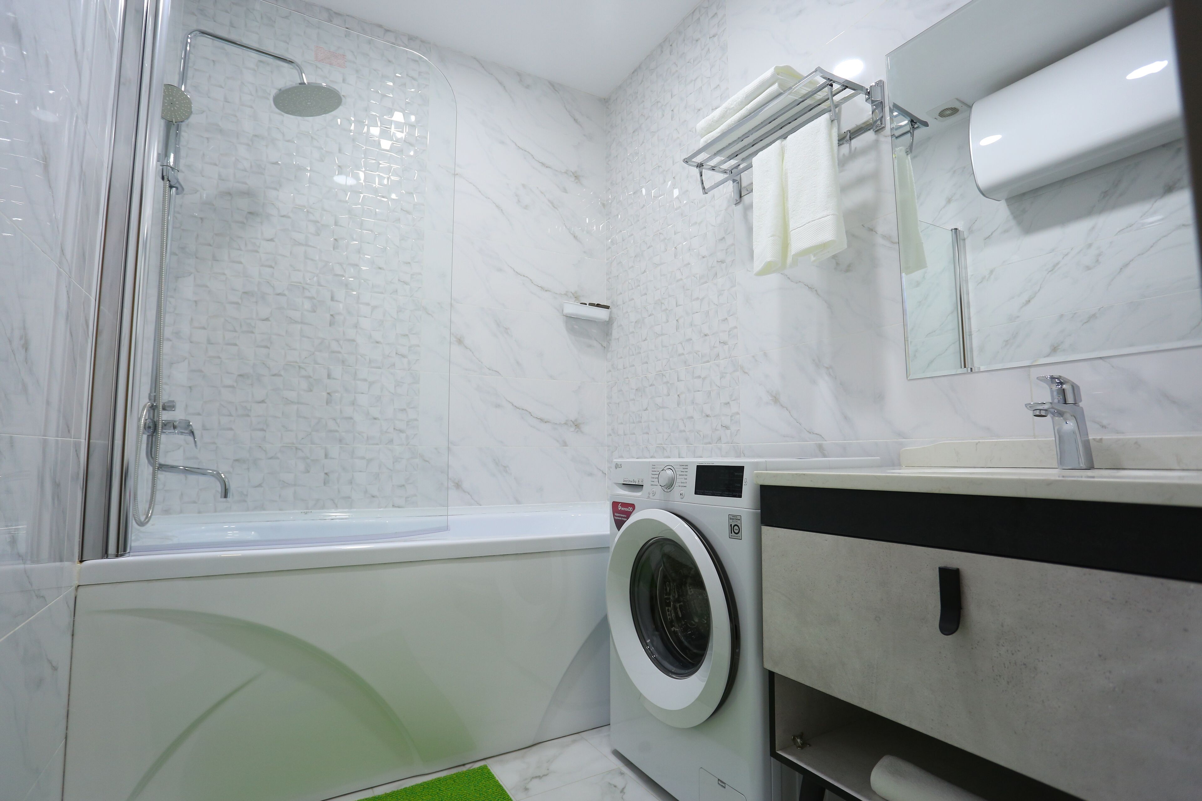 separate bathtub and shower, rainfall showerhead, free toiletries