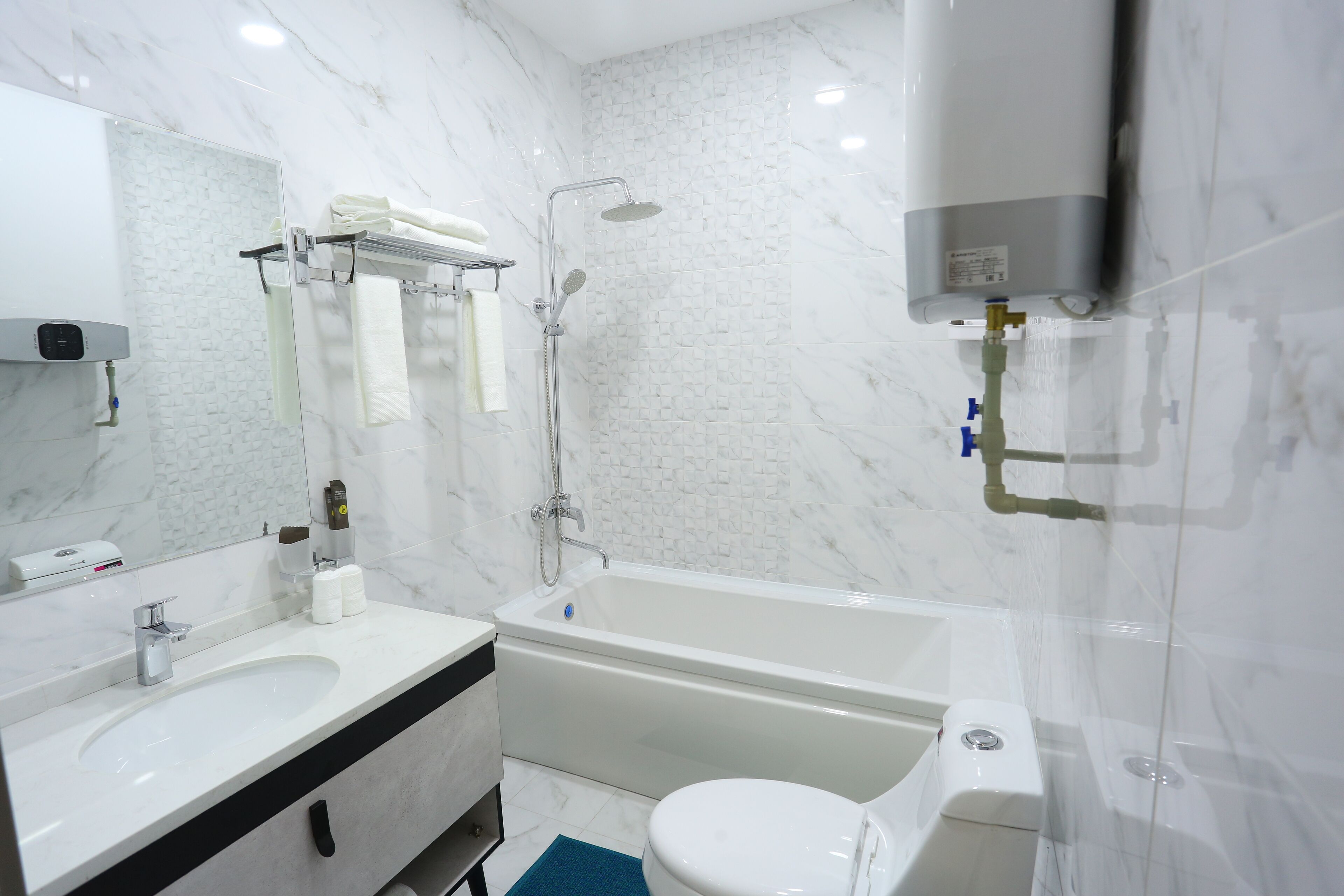 deluxe double or twin room, balcony | bathroom | separate bathtub and shower, rainfall showerhead, free toiletries