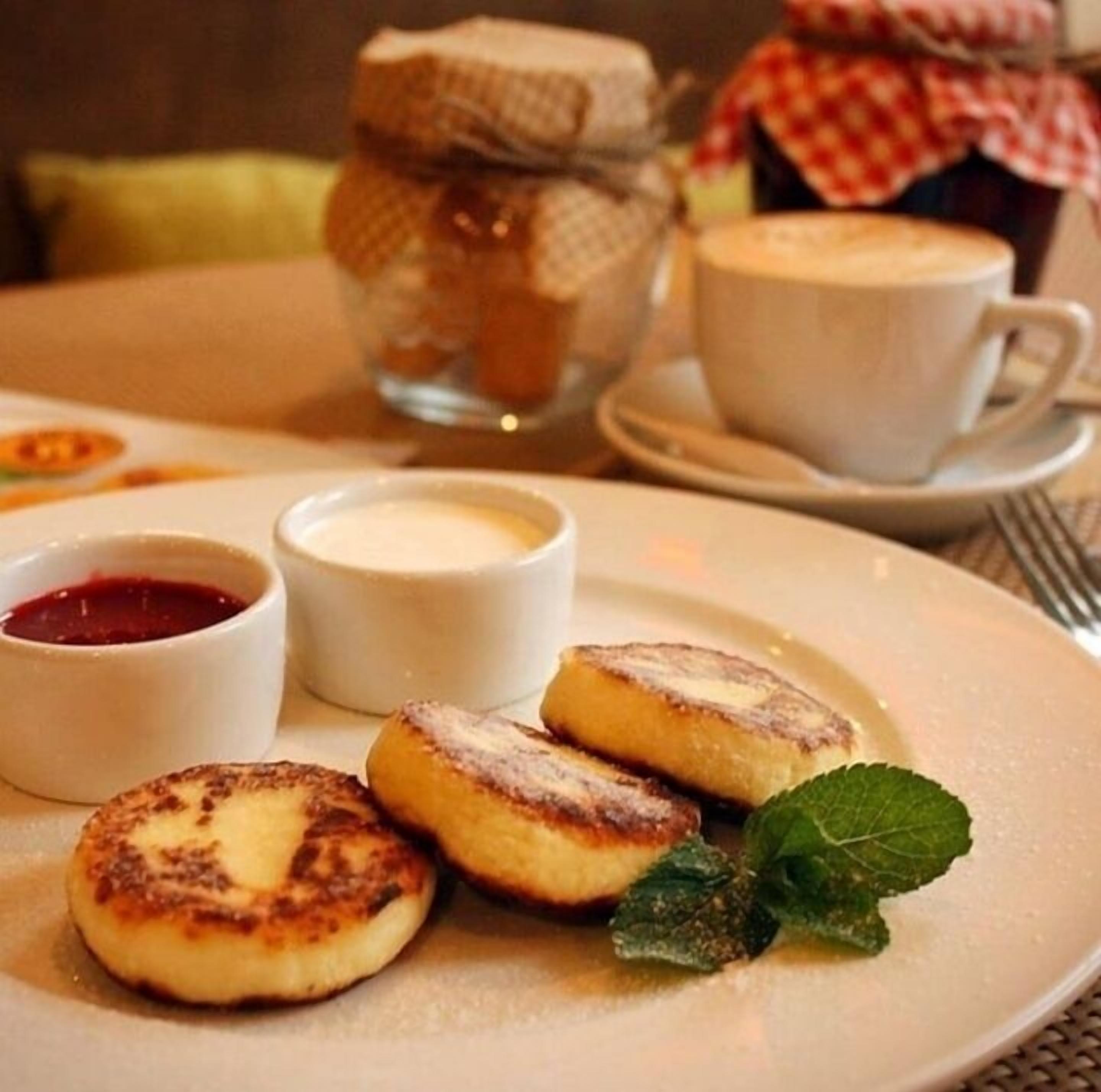 free daily cooked-to-order breakfast