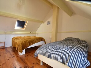 2 bedrooms, individually furnished - Holiday Home in Villapourçon With Terrace and Garden (Villapourcon)