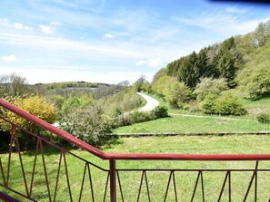 Balcony - Holiday Home in Villapourçon With Terrace and Garden (Villapourcon)
