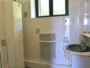 Bathroom - Holiday Home in Villapourçon With Terrace and Garden (Villapourcon)