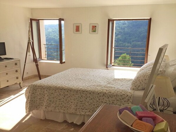 House | Room amenity - Villa in Ampus With Panoramic Views & Pool (Ampus)