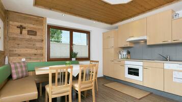 Apartemen | Dapur pribadi | Kursi makan untuk bayi