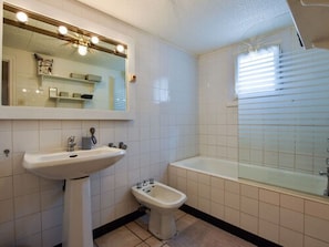House | Bathroom - Holiday House With Large Fenced Garden 30min From the Beautiful Breton Beaches (Treglamus)