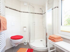 Ferienhaus | Badezimmer | Dusche, Handtücher