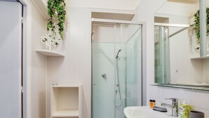 Shower, towels - Lovely Apartment in Bayeux With Courtyard & Heating (Bayeux)