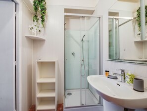Shower, towels - Lovely Apartment in Bayeux With Courtyard & Heating (Bayeux)