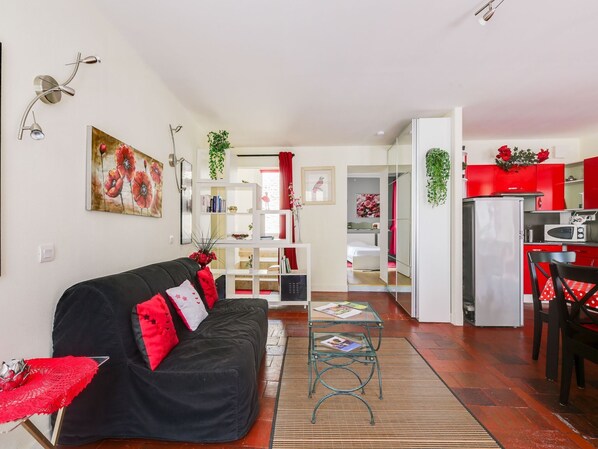 Living room - Lovely Apartment in Bayeux With Courtyard & Heating (Bayeux)