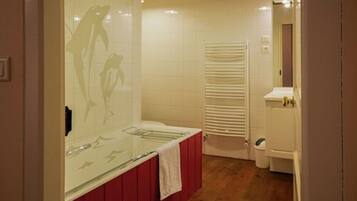 Rumah | Kamar mandi | Kombinasi shower/bathtub dan handuk