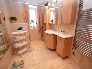 Bathroom | Shower, towels