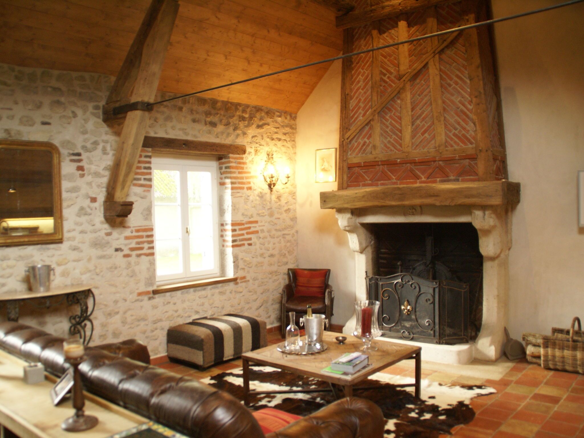 Fireplace, DVD player, MP3 dock