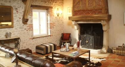 Unique Holiday Home With Pool in Combreux Centre
