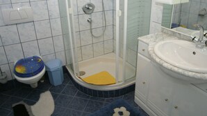 Bathroom | Shower, towels - Comfy Apartment With Terrace, Garden, Bbq, Parking, Playroom (Dellach im Drautal)