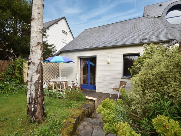 Exterior - Cosy Holiday Home With Sheltered Terrace and Barbecue, Close to the Beach (Saint-Pair-sur-Mer)