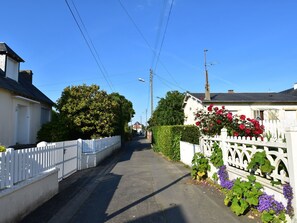 Exterior - Cosy Holiday Home With Sheltered Terrace and Barbecue, Close to the Beach (Saint-Pair-sur-Mer)
