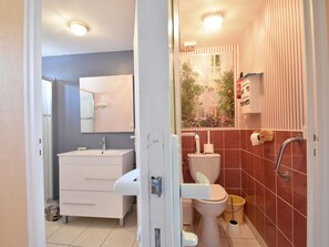 House | Bathroom | Shower - Cosy Holiday Home With Sheltered Terrace and Barbecue, Close to the Beach (Saint-Pair-sur-Mer)