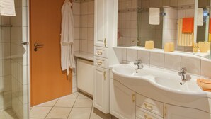 Căn hộ | Phòng tắm | Buồng tắm vòi sen, khăn tắm 