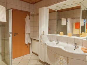 Apartment | Badezimmer | Dusche, Handtücher