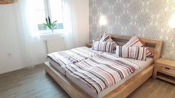 Căn hộ | 2 phòng ngủ, trang bị nội thất với thiết kế riêng biệt, bộ trải giường