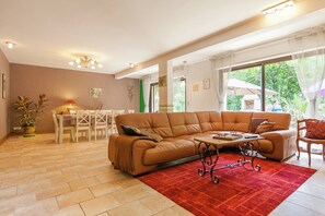 House | Living room - Spacious Farmhouse With Pool (Nantheuil)