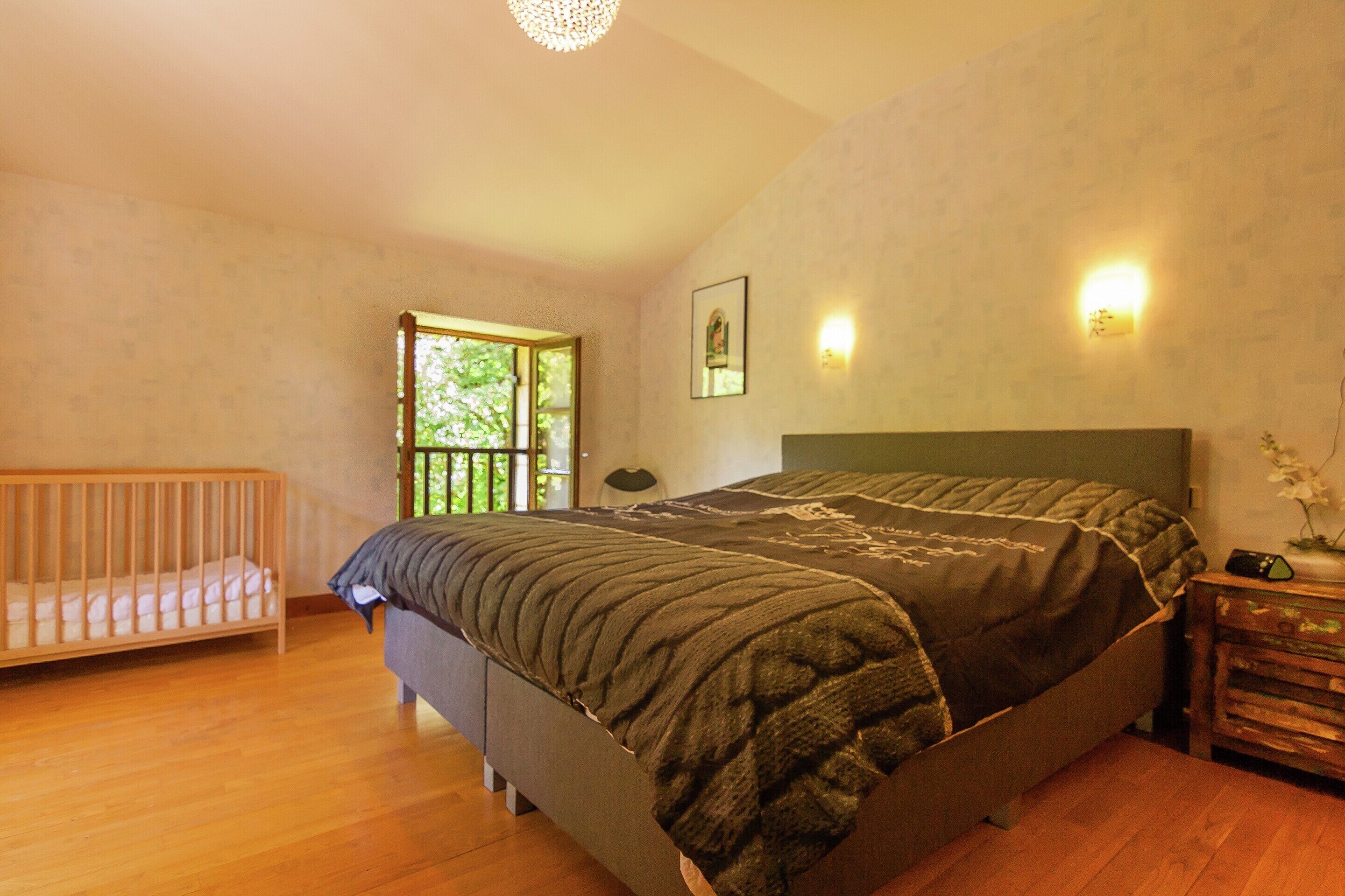 House | 5 bedrooms, individually furnished, bed sheets