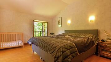 House | 5 bedrooms, individually furnished, bed sheets