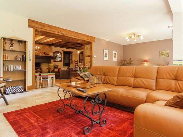 House | Living room - Spacious Farmhouse With Pool (Nantheuil)