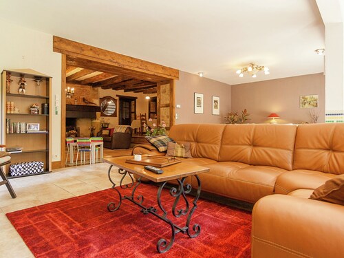 Spacious Farmhouse With Pool