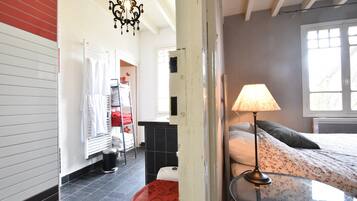 5 bedrooms, individually furnished, bed sheets