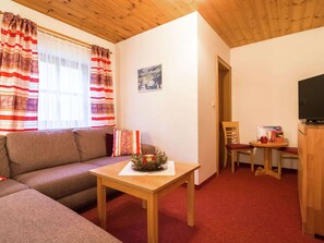 Apartment | Living area - Spacious Apartment with Garden near Ski Area in Wagrain (Wagrain)