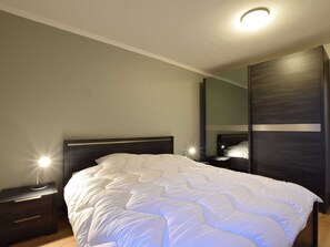 House | 8 bedrooms, individually furnished, bed sheets - Holiday Home in Rogery With Sauna (Gouvy)