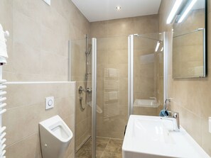 Chalet | Badezimmer | Dusche, Haartrockner, Handtücher