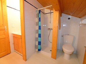 Chalet | Bathroom | Combined shower/bathtub - Spacious Chalet in Vallandry With Terrace (Landry)