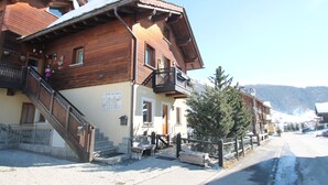 A wooden building with a balcony, a staircase, and a sign that reads "Baitin da Fedaria". - Apartment 2 in Baita Near the Ski Lifts (Livigno)