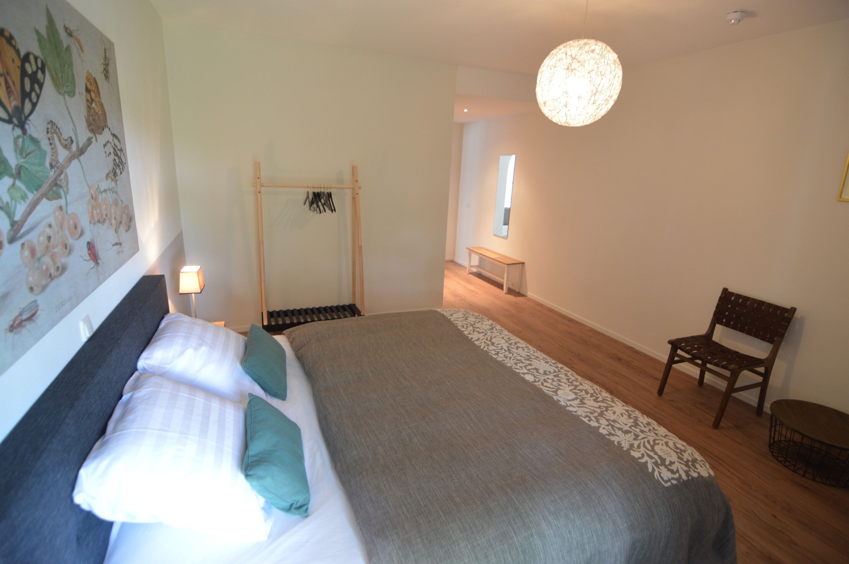 20 habitaciones, tabla de planchar con plancha y ropa de cama 