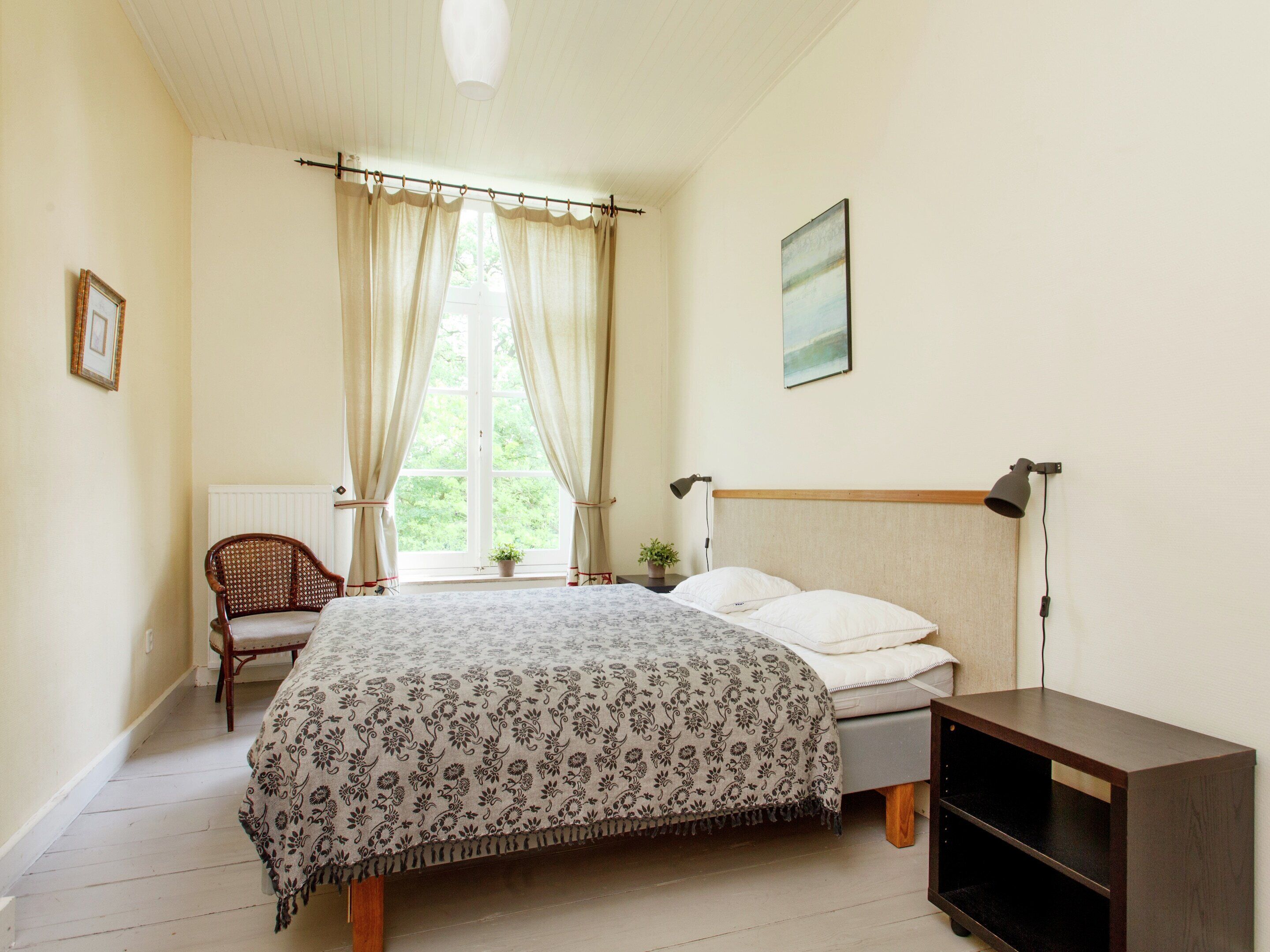 20 عدّة غرف نوم ومكواة/لوح كي وملاءات أسرّة