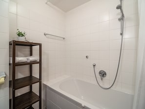 Apartment | Bathroom | Combined shower/tub, towels
