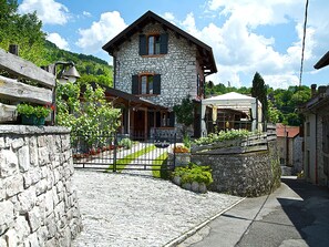 Exterior - Cottage in Italy With Alpine Fireplace (Ponte nelle Alpi)