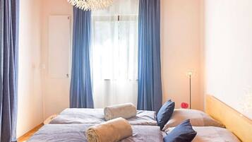 1 غرفة نوم وطراز فريد لكل وحدة وملاءات أسرّة