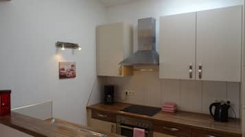 Lemari es, oven, kompor, dan mesin pencuci piring