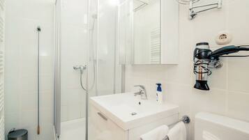 Apartemen | Kamar mandi | Shower dan pengering rambut