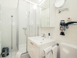 Apartment | Bathroom | Shower, hair dryer - Cosy Apartment in Dollnstein With Sauna (Dollnstein)