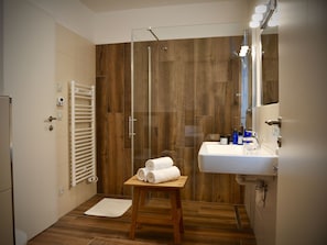 Apartment | Bathroom | Shower, towels