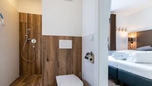Appartement | Badkamer | Een douche, handdoeken