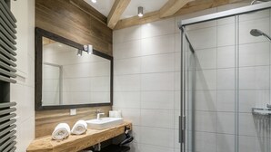 Chalet | Kamar mandi | Bathtub dan handuk